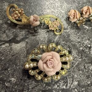 Vintage Gold Tone Bisque Pink Rose Brooch Pin‎ Earring Set